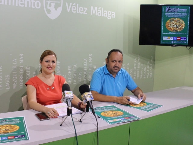 La concejala de Agricultura y Pesca, María Santana y el gerente de Axarquía Mgusta, Cesar Díaz, en la presentación.