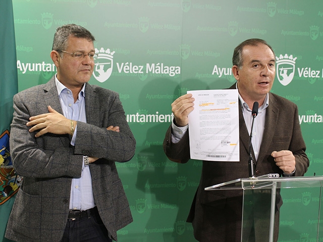El alcalde de Vélez Málaga y el concejal de Playas en rueda de prensa