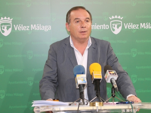 El alcalde de Vélez Málaga en rueda de prensa