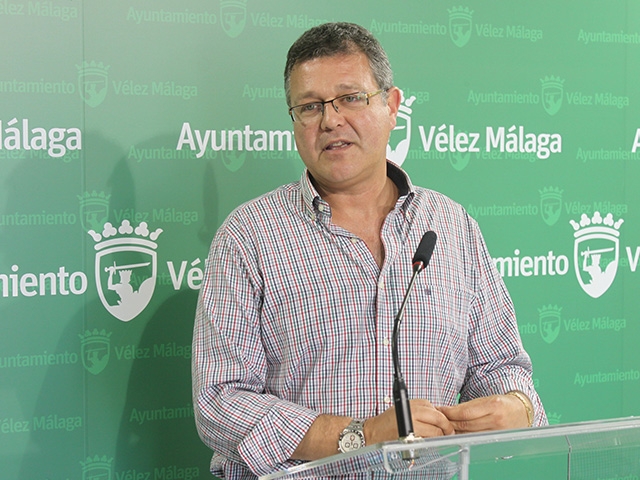 El concejal de Playas Emilio Martín en rueda de prensa