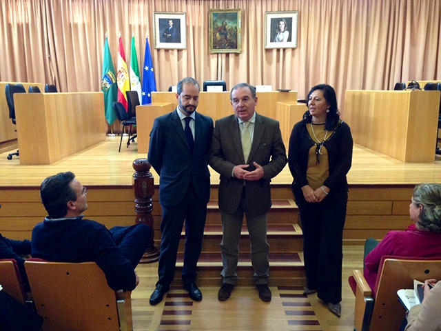 El alcalde de Vélez Málaga, la concejal de Nuevas Tecnologías y el presidente de la Asociación para la Transparencia Pública.