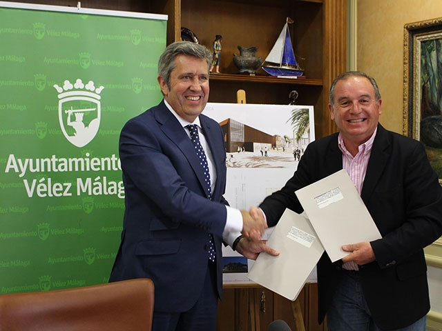 El alcalde de Vélez Málaga Francisco Delgado Bonilla con Javier Collado, director general de INCYDE