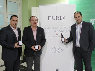El Ayuntamiento acoge la presentación de Murex, la primera cerveza artesanal de la Axarquía elaborada con jugo de caña de azúcar