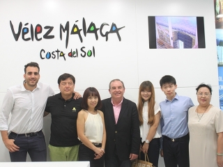El alcalde recibe a un grupo de empresarios chinos interesados en la oferta turística del municipio
