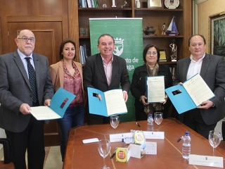 El Ayuntamiento firma un convenio con las asociaciones de empresarios del municipio para la puesta en marcha del club de producto de turismo 'Vélez Málaga-Costa del Sol'