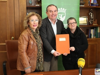 El Ayuntamiento firma un convenio con la ASAX para la integración de las personas sordas