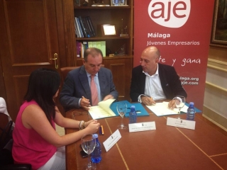 El Ayuntamiento de Vélez Málaga y la Asociación de Jóvenes Empresarios de Málaga firman un convenio de colaboración para apoyar a empresarios y emprendedores de la localidad