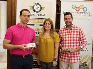 La empresa 'Lujo del Paladar' de Vélez-Málaga presenta su nuevo producto de ajoblanco concentrado y envasado