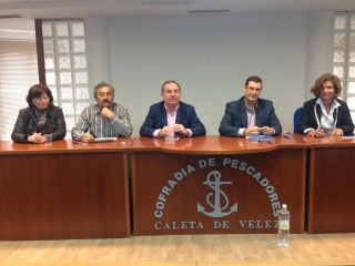 El alcalde muestra su apoyo al sector pesquero de Caleta de Vélez en la presentación de la Asociación Venus Nux