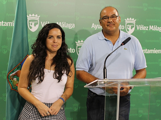 El concejal secretario de la Junta de Gobierno Local, Jesús Lupiáñez, y la concejal de Empresa y Empleo, Lourdes Piña en rueda de prensa
