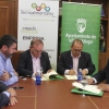 El alcalde de Vélez Málaga y los representantes de la empresa veleña en el momento de firma.